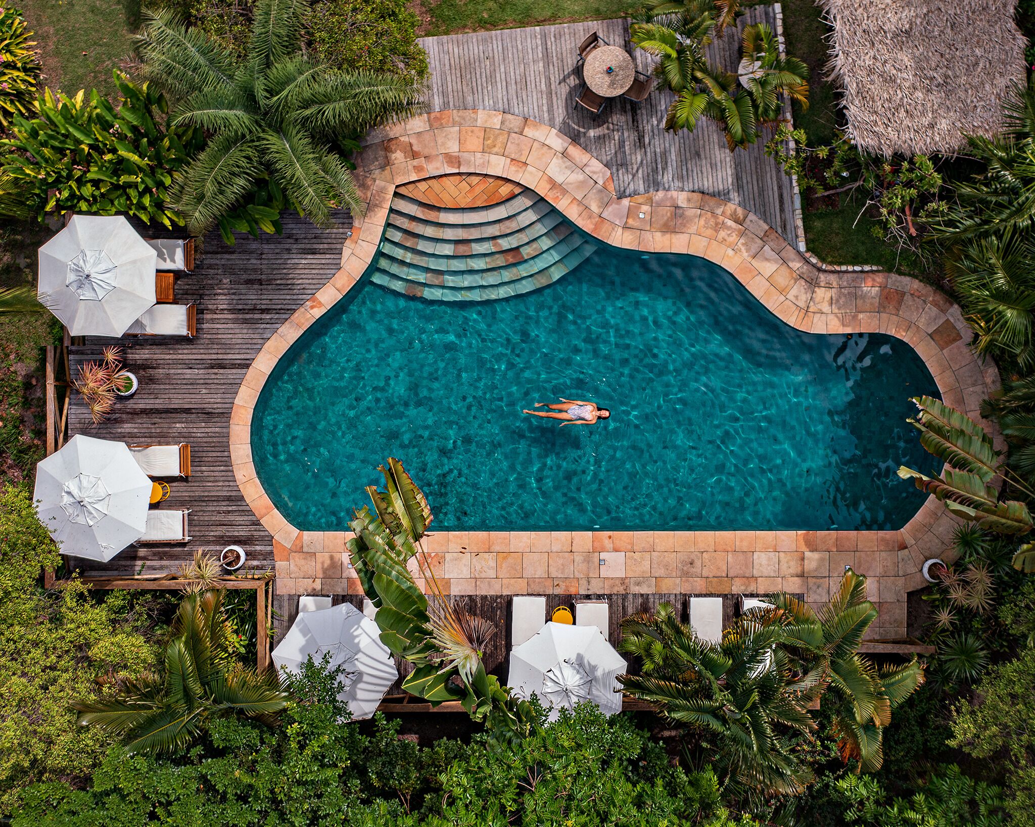Piscine extérieure, chaises longues