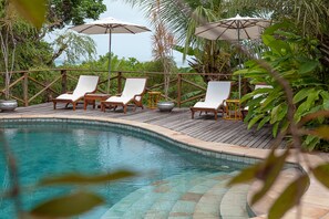 Outdoor pool, pool loungers - Pousada Mangabeiras (Cairu)