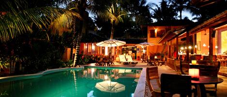 Una piscina al aire libre