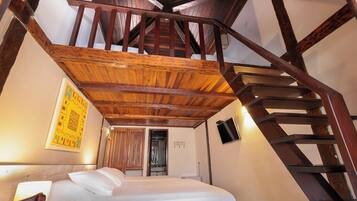 Quarto Quintuplo | Minibar, caja fuerte, decoración individual y cortinas opacas