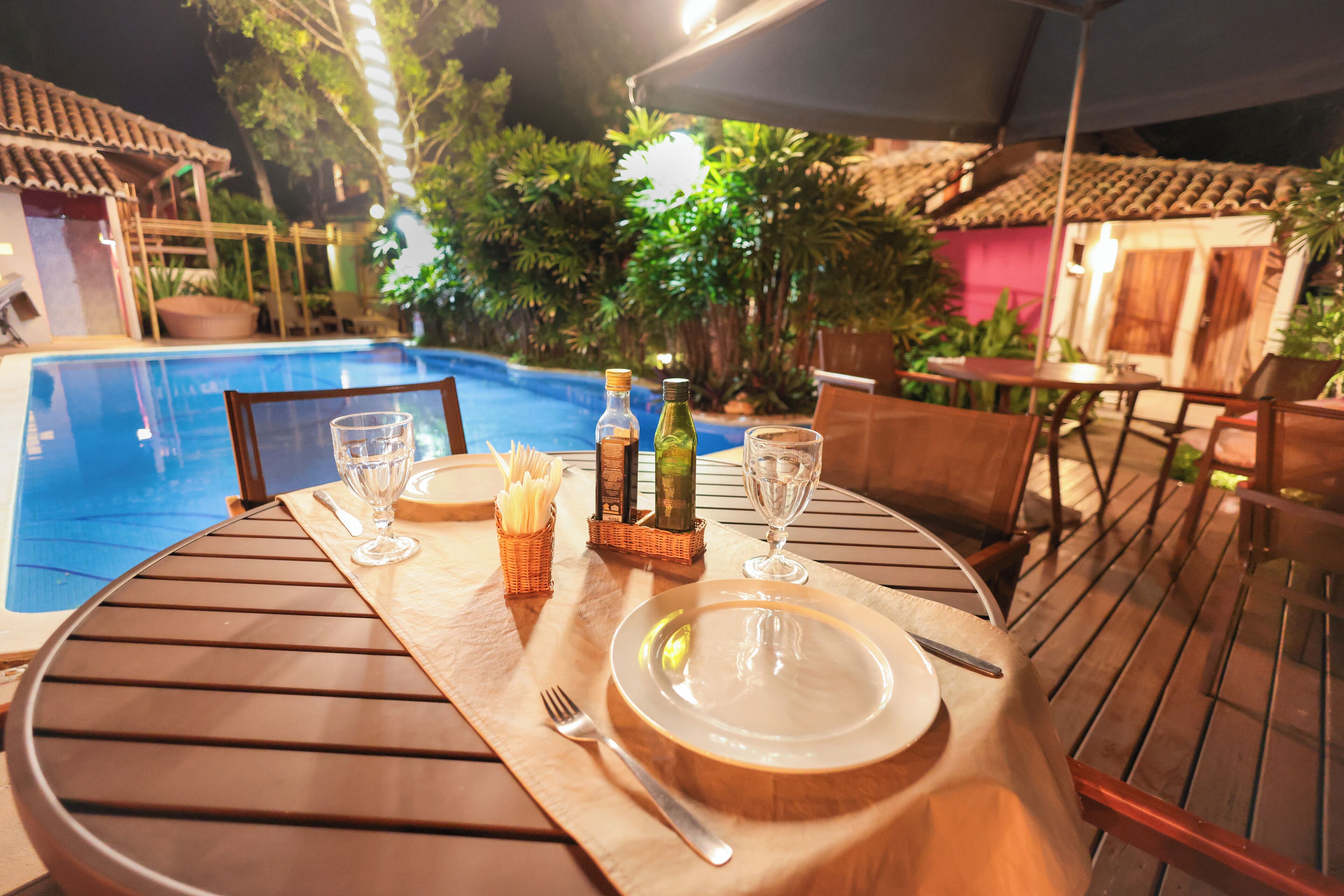 breakfast, lunch and dinner served