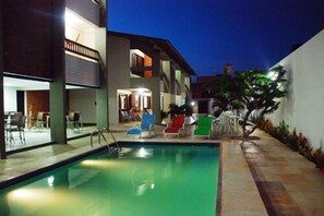 Outdoor pool, pool umbrellas, sun loungers - Pousada Costa Marina (Fortaleza)
