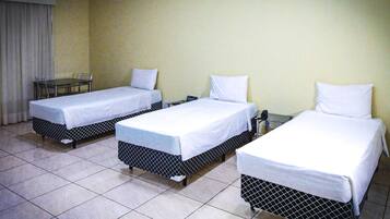 Een minibar, een bureau, een strijkplank/strijkijzer, gratis wifi