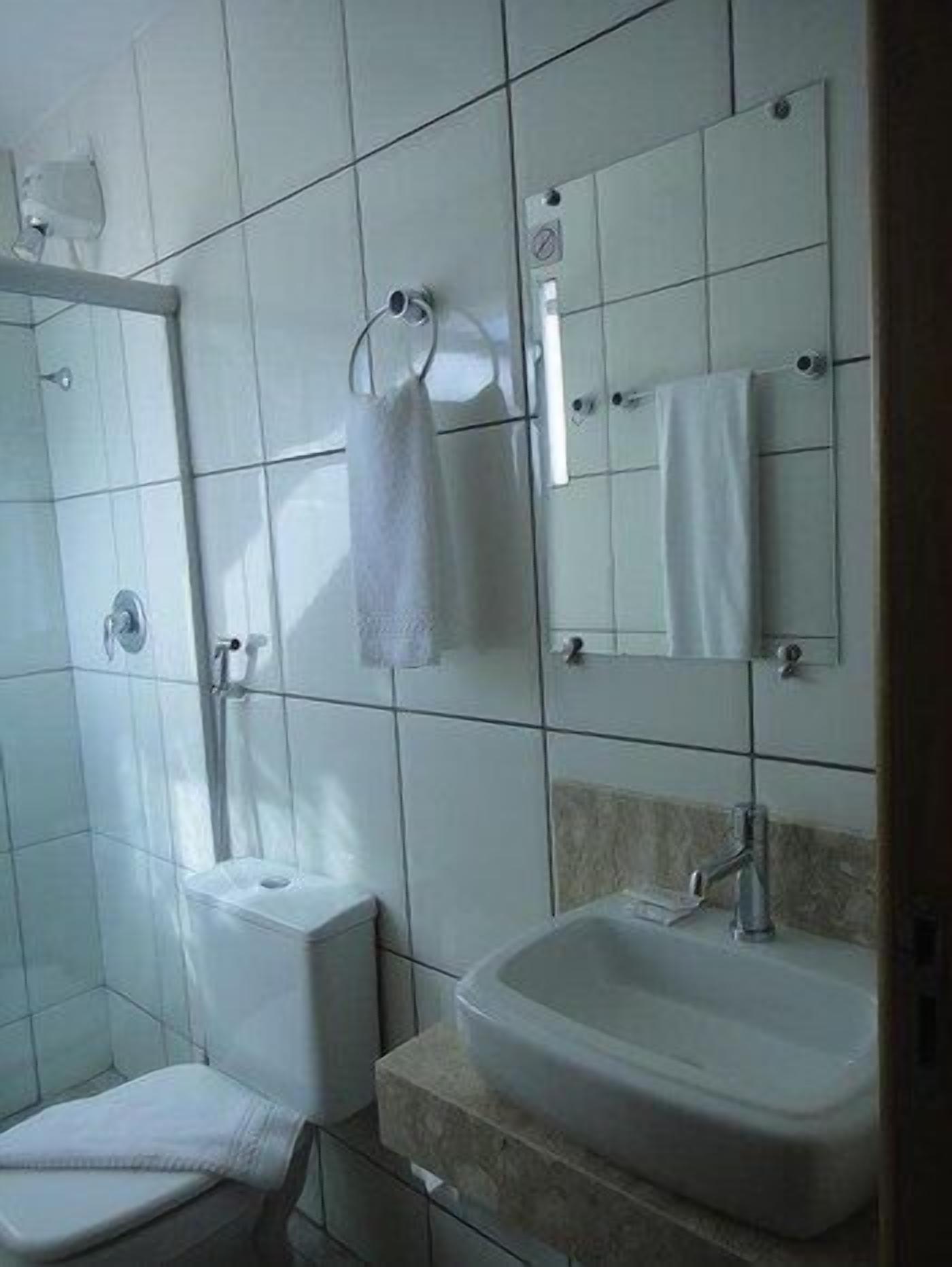 Un baño con inodoro, lavamanos y ducha.