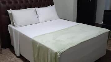 Apartamento superior, 1 cama de casal (Com Ar Condicionado) | Frigobar, escrivaninha, ferros/tábuas de passar roupa, Wi-Fi de cortesia