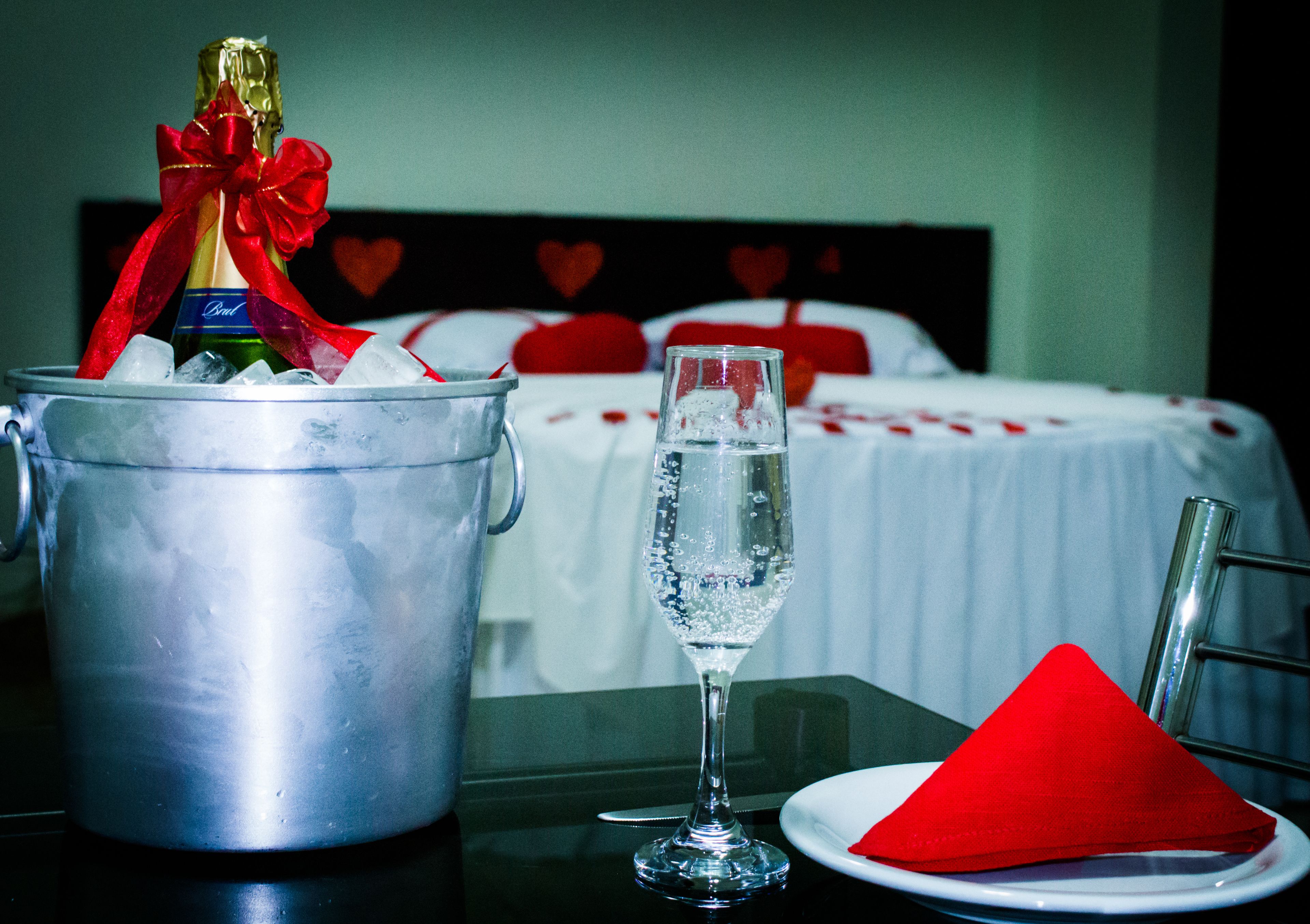 Minibar, meja kerja, setrika/meja setrika, dan Wi-Fi gratis