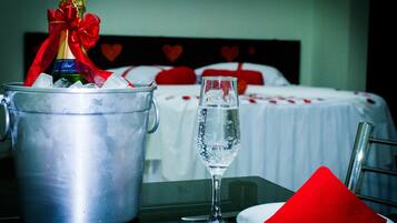 Frigobar, escrivaninha, ferros/tábuas de passar roupa, Wi-Fi de cortesia