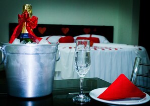 迷你吧、办公桌、熨斗/熨板、免费 WiFi