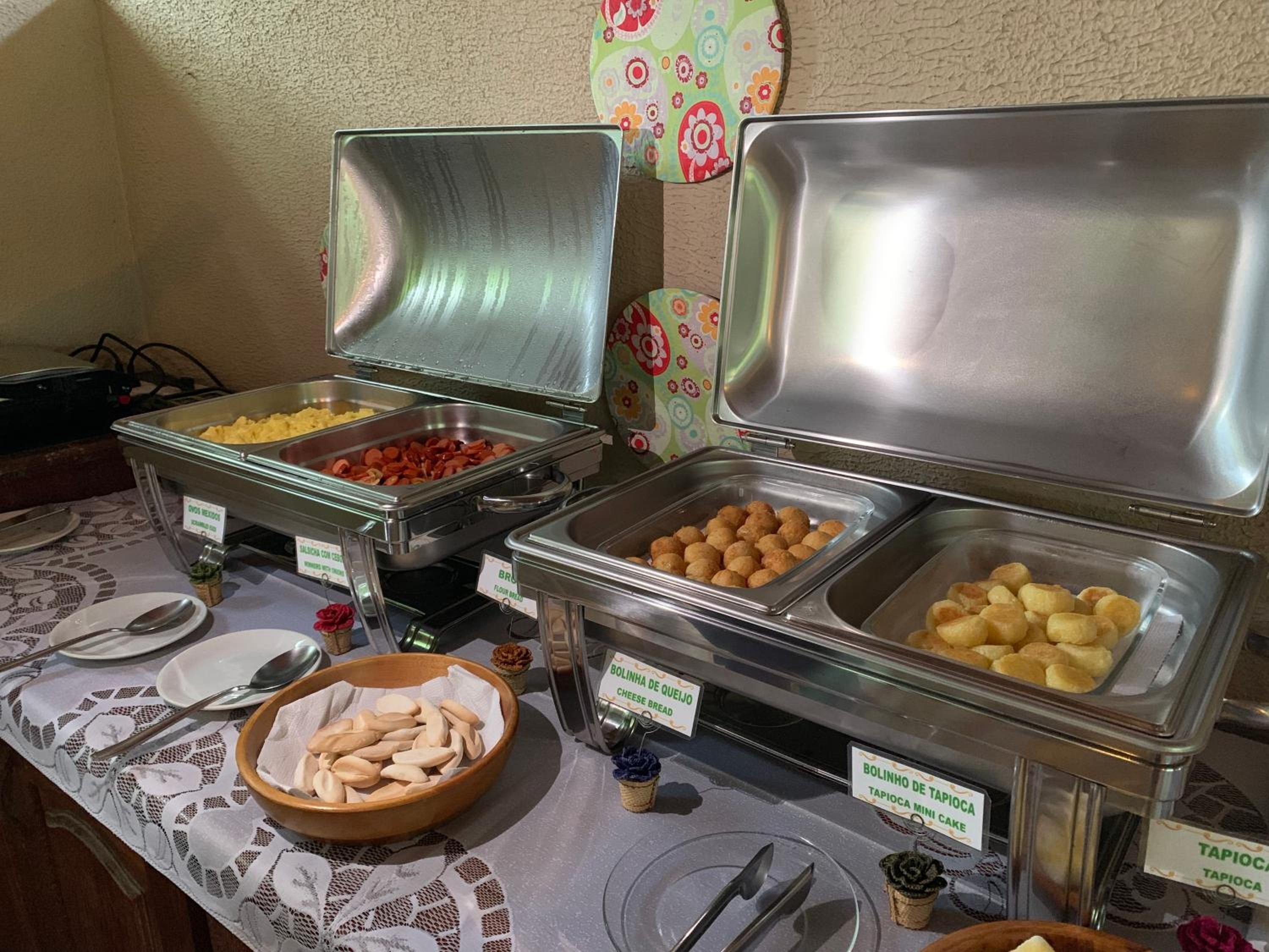 Un bufé con diversos alimentos, incluyendo pan, queso y tapioca.