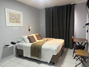 Minibar, escritorio, wifi gratis y ropa de cama