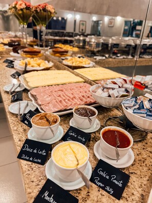 Café da manhã com buffet grátis todos os dias