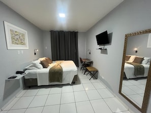 Quarto casal executivo, 1 cama de casal | 1 quarto, frigobar, escrivaninha, Wi-Fi de cortesia