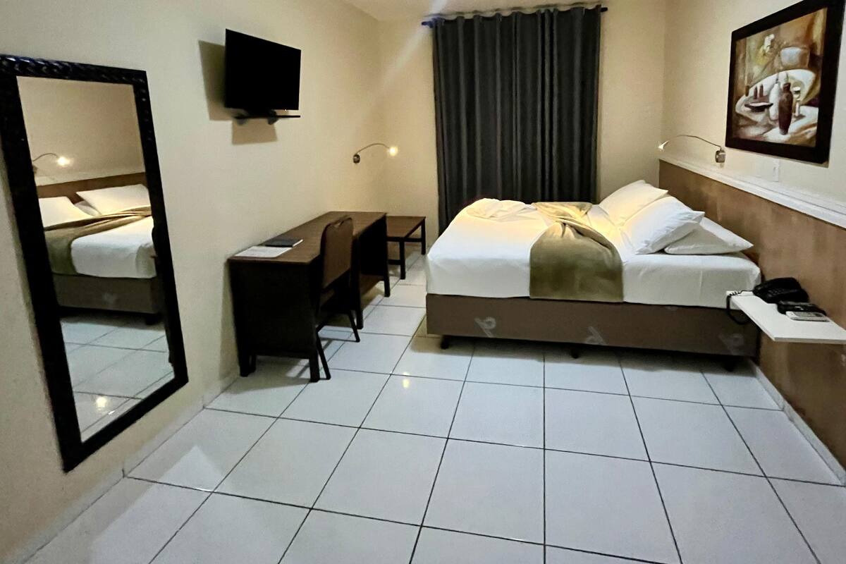 Executive Room, 1 Double Bed, Accessible | Minibar, desk, free WiFi, bed sheets