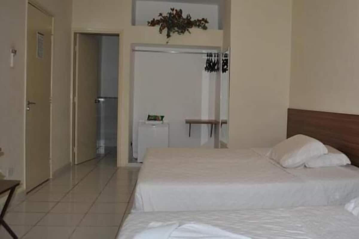 Minibar, escritorio, wifi gratis y ropa de cama