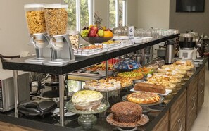 Free daily buffet breakfast - Hotel Tainá - Aeroporto Cuiabá (Varzea Grande)
