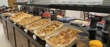 Ein Buffet mit verschiedenen Speisen und Besteck.