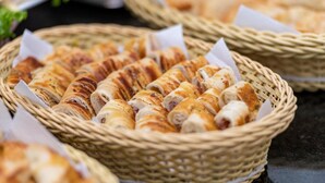 A basket filled with various types of bread rolls. - Hotel Tainá - Aeroporto Cuiabá (Varzea Grande)