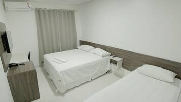 Deluxe-Zweibettzimmer | Minibar, Zimmersafe, Schreibtisch, Verdunkelungsvorhänge
