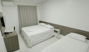 Deluxe Twin Room | Minibar, in-room safe, desk, blackout curtains