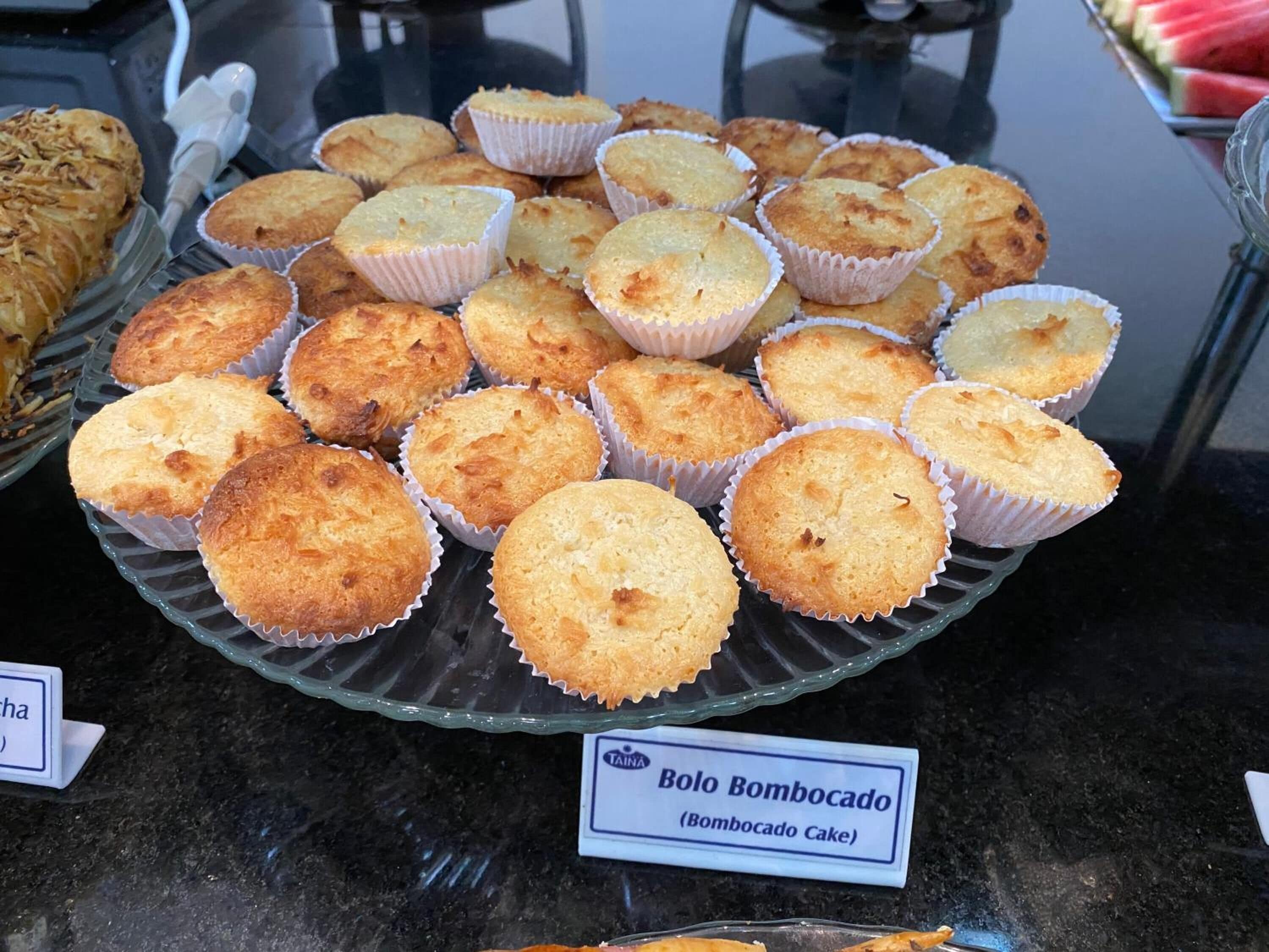 Una presentación de muffins Bolo Bombocado (Pastel Bombocado) sobre un plato de vidrio.