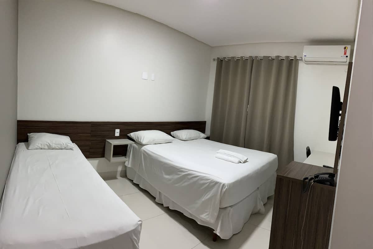 Deluxe Twin Room | Minibar, in-room safe, desk, blackout drapes