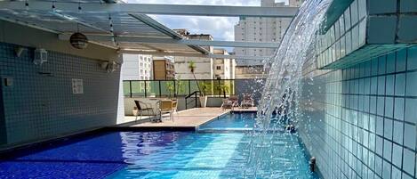 Inomhuspool och solstolar