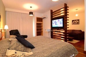 Minibar, caja de seguridad en la habitación y decoración personalizada 