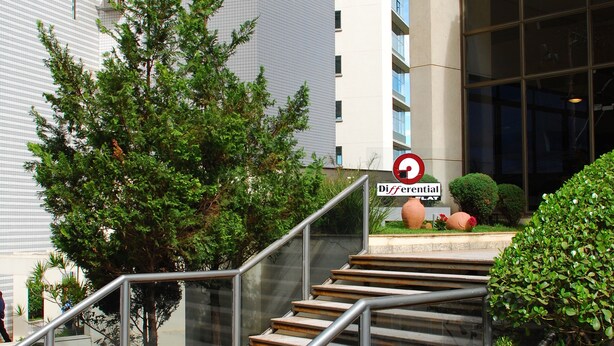 Un conjunto de escalones exteriores que conducen a la entrada de un edificio, con un letrero que dice "Differential Hotel".