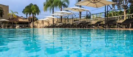 2 piscines extérieures, parasols de plage, chaises longues