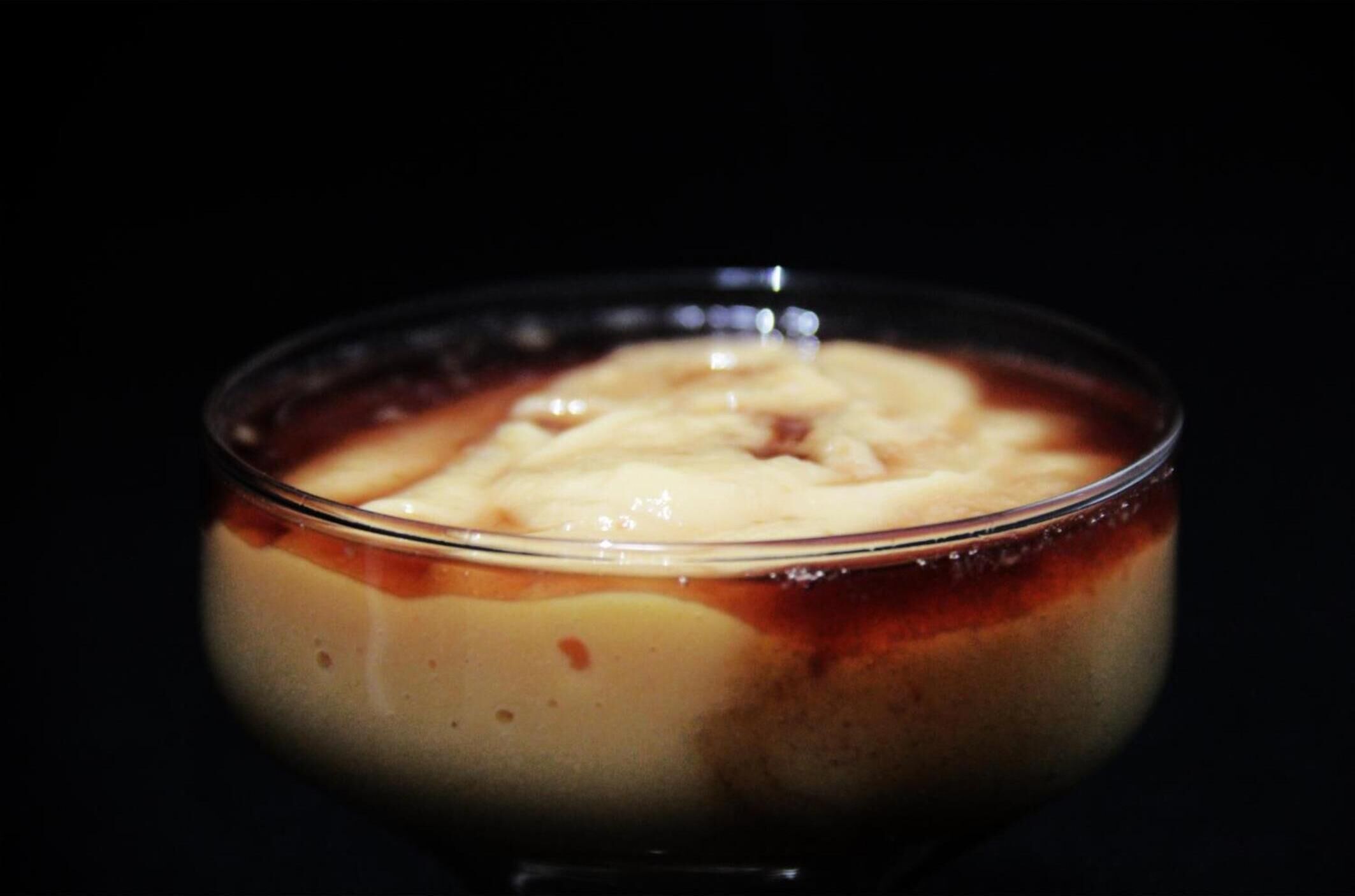 Ein Dessert in einer Glaskugel.