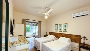 Executive Double or Twin Room (Com Varanda) | Minibar, in-room safe, blackout drapes, WiFi (free) - Villa Allegra (Tiradentes)