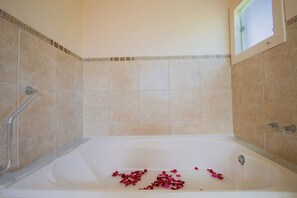 Deluxe Double or Twin Room, Hot Tub | Deep soaking bathtub - Villa Allegra (Tiradentes)