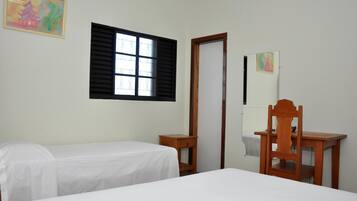 Quarto quádruplo standard | 1 quarto, frigobar, escrivaninha, cortinas blackout