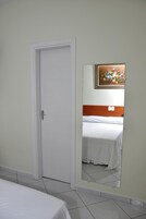 1 habitación, minibar, escritorio y cortinas blackout 