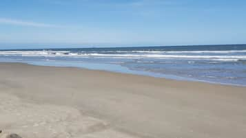 Sulla spiaggia, lettini da mare, ombrelloni, windsurf