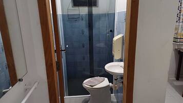 Family Apartment, 2 Bedrooms, Private Bathroom | Bathroom | Shower, free toiletries, hair dryer, towels