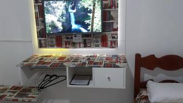 Apartamento família, 2 quartos, banheiro privativo | 2 quartos, escrivaninha, espaço de trabalho para notebook