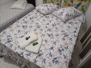 Familieleilighet, 2 soverom, privat bad | Minibar, skrivebord, skrivebord for bærbar PC og blendingsgardiner