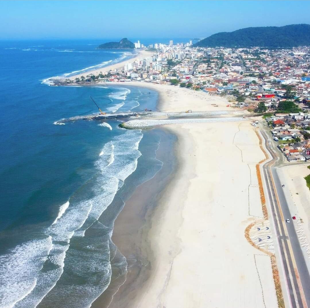 Rannalla, aurinkotuoleja, aurinkovarjoja, purjelautailumahdollisuus