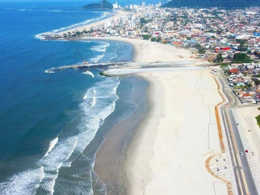 Ubicación a pie de playa, tumbonas, sombrillas y windsurf