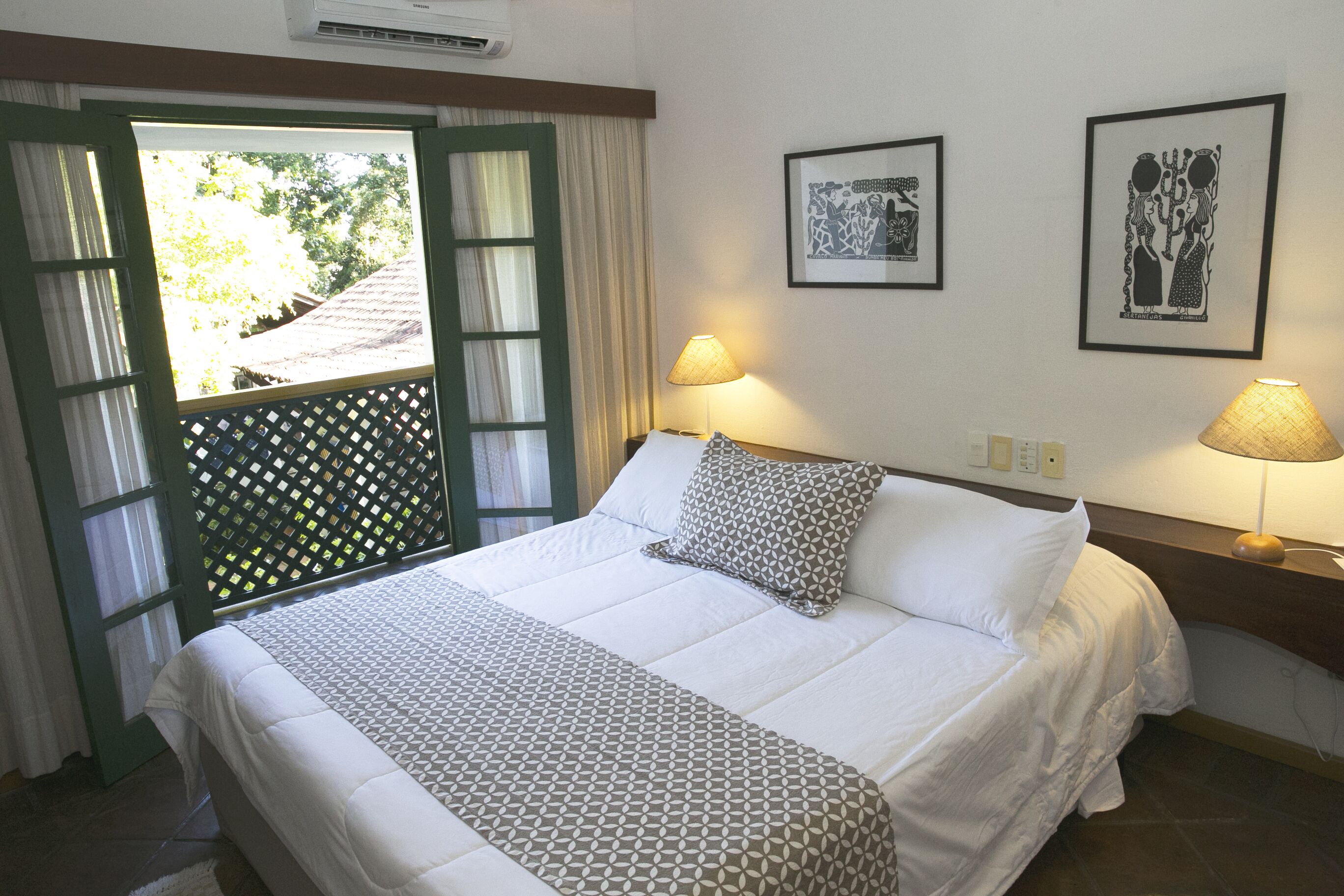 Minibar, caja de seguridad en la habitación y decoración personalizada 