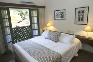 Habitación estándar, vistas a la piscina | Minibar, caja fuerte, decoración individual y escritorio