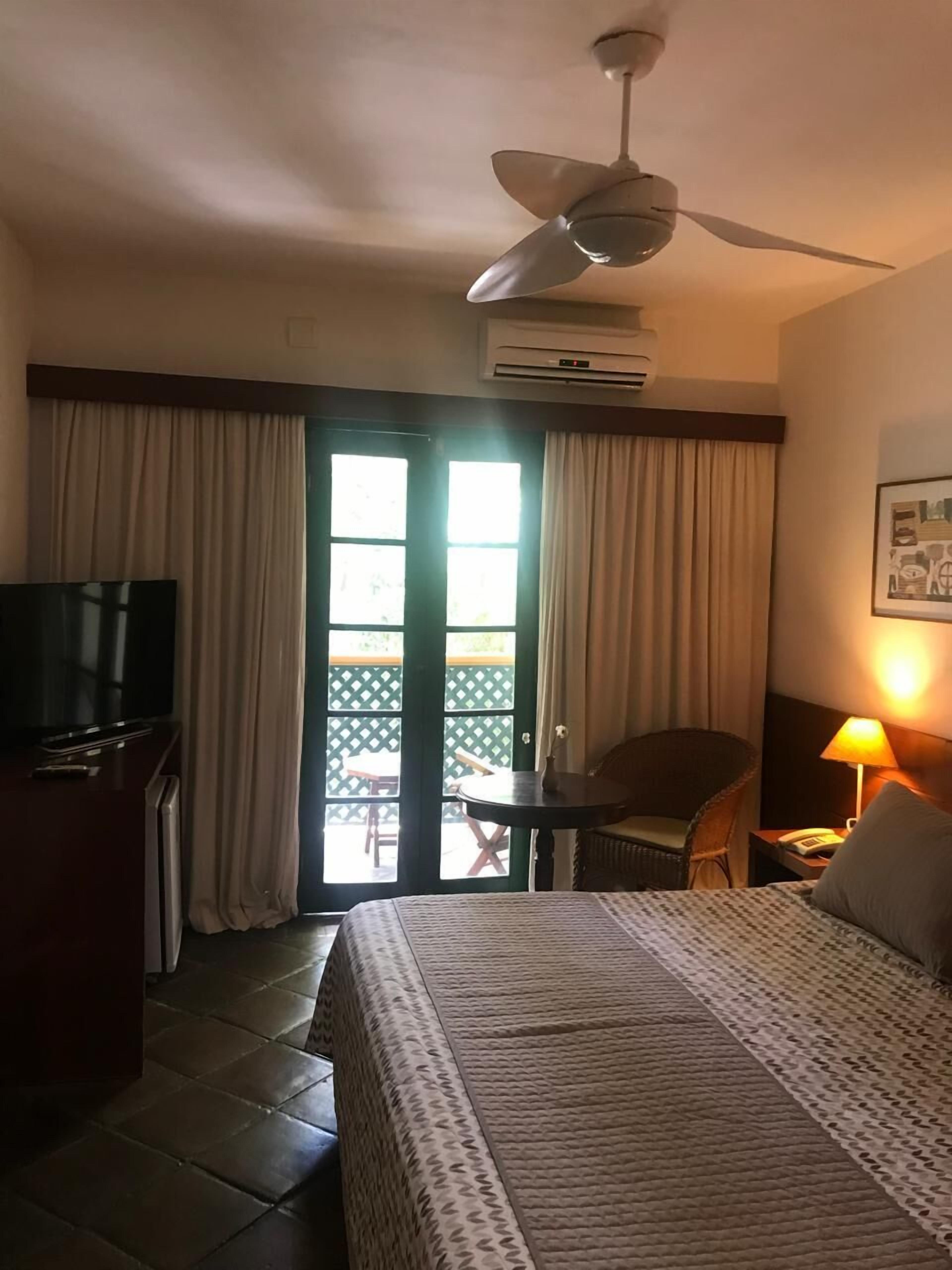 Minibar, caja de seguridad en la habitación y decoración personalizada 