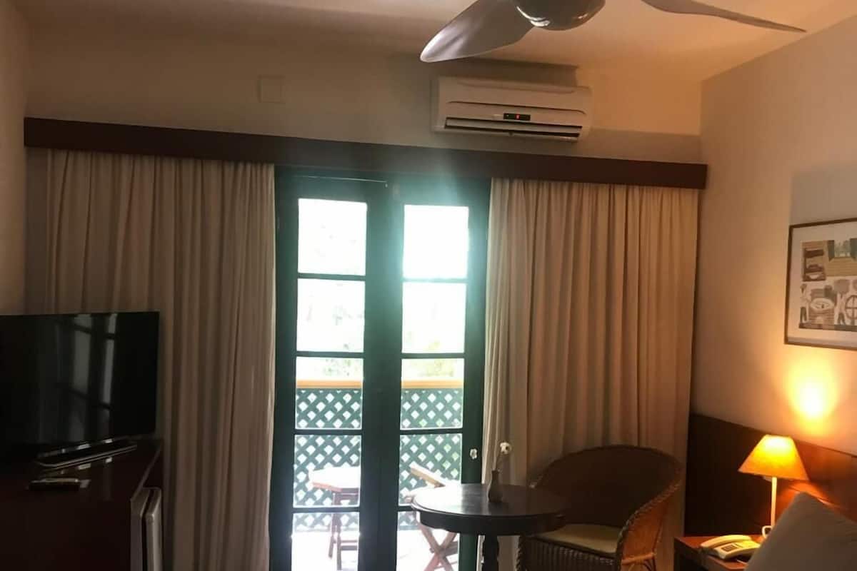 ميني بار وخزنة داخل الغرفة ومكتب وستائر تعتيم