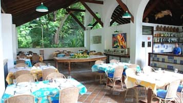 供應早餐、午餐和晚餐,巴西料理