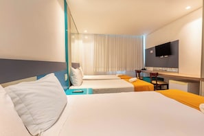 A hotel room with two beds, a desk, a chair, a TV, and a window with curtains. - Rede Andrade Navegantes (Recife)