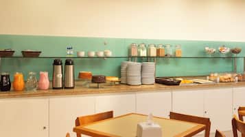 Un bufé de desayuno con diferentes alimentos y bebidas.