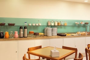 Un buffet de petit-déjeuner proposant une variété d'aliments et de boissons.