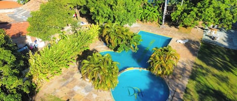 4 piscinas externas, funciona das 7h às 21h, barracas de cortesia