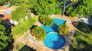 4 piscinas externas, funciona das 7h às 21h, barracas de cortesia